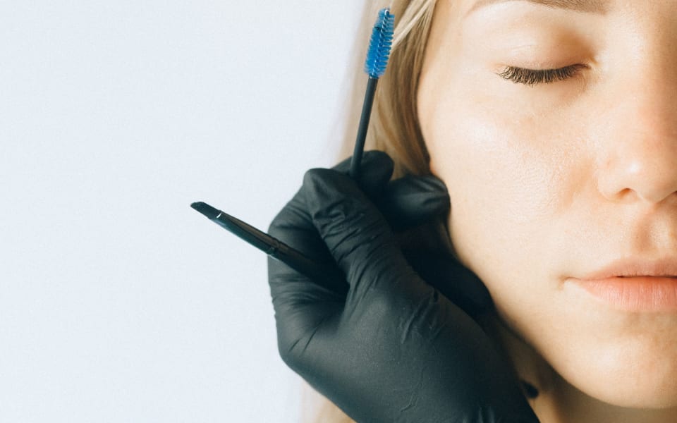 Wimpern und Brauen färben
